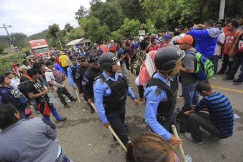 Honduran migrants arrive to a Police checkpoint outside the customs office of Agua Caliente, Honduras, on the border with Guatemala on 19 October 2018. The Honduran authorities today intensified the immigration control measures at the Agua Caliente point, to avoid the crossing of hundreds of Hondurans who seek to reach the United States and Mexico. Honduras extreme control on the border with Guatemala to stop migrants !ACHTUNG: NUR REDAKTIONELLE NUTZUNG!  Copyright: xGustavoxAmadorx TG5006 20181019-636755801396000763