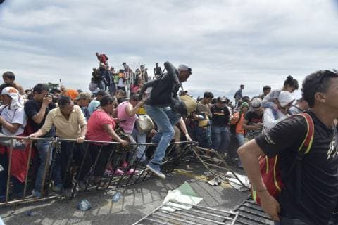 Thousands of Honduran migrants cross the fence that connects the border with Guatemala to enter Mexico on the margin of the Suchiate River on 19 October 2018. The caravan, which is heading towards the United States, forcibly crossed the first police fence of about a hundred riot police to go to the gate that separates Guatemala from Mexico. Mexico receives the advanced caravan of Honduran migrants !ACHTUNG: NUR REDAKTIONELLE NUTZUNG!  Copyright: xEstebanxBibax HID502 20181019-636755805853543184