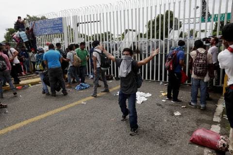 Mexican Police try to prevent the passage of Honduran migrants to Mexico, in Tecun Uman, Guatemala, 19 October 2018. Thousands of migrants from Honduras, from the caravan that left San Pedro Sula on Saturday, skipped today the police cordon present in Tecun Uman, a border point between Mexico and Guatemala, and crossed into Mexican territory. Thousands of Hondurans skip police cordon in Guatemala and enter Mexico !ACHTUNG: NUR REDAKTIONELLE NUTZUNG!  Copyright: xEstebanxBibax GU50 20181019-636755880951278792