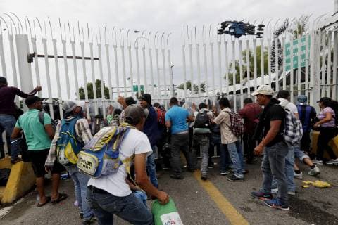 Mexican Police try to prevent the passage of Honduran migrants to Mexico, in Tecun Uman, Guatemala, 19 October 2018. Thousands of migrants from Honduras, from the caravan that left San Pedro Sula on Saturday, skipped today the police cordon present in Tecun Uman, a border point between Mexico and Guatemala, and crossed into Mexican territory. Thousands of Hondurans skip police cordon in Guatemala and enter Mexico !ACHTUNG: NUR REDAKTIONELLE NUTZUNG!  Copyright: xEstebanxBibax GU50 20181019-636755881616489482