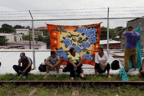 Honduran migrants rest at the border entrance to Mexico, in Tecun Uman, Guatemala, 19 October 2018. Thousands of migrants from Honduras, from the caravan that left San Pedro Sula on Saturday, skipped today the police cordon present in Tecun Uman, a border point between Mexico and Guatemala, and crossed into Mexican territory. Thousands of Hondurans skip police cordon in Guatemala and enter Mexico !ACHTUNG: NUR REDAKTIONELLE NUTZUNG!  Copyright: xEstebanxBibax GU50 20181019-636755882276820914