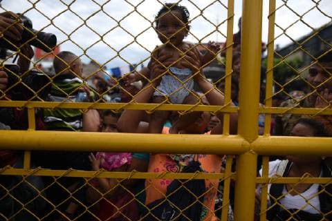 Honduran migrants try to cross the border between Guatemala and Mexico, in Tecun Uman, Guatemala, 19 October 2018. Thousands of migrants from Honduras, from the caravan that left San Pedro Sula on Saturday, skipped today the police cordon present in Tecun Uman, a border point between Mexico and Guatemala, and crossed into Mexican territory. Thousands of Hondurans skip police cordon in Guatemala and enter Mexico !ACHTUNG: NUR REDAKTIONELLE NUTZUNG!  Copyright: xEdwinxBercianx GU50 20181019-636755883590855677