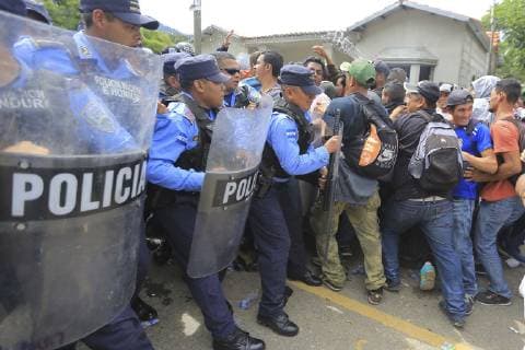 Hundreds of Honduran migrants attempt to cross a police checkpoint to continue their passage to Guatemala, at the Agua Caliente border crossing, in Ocotepeque, Honduras, 19 October 2018. The extreme migratory control that Honduras is exercising in the Agua Caliente point, bordering Guatemala, has not discouraged hundreds of Honduran migrants who want to reach the United States and, to a lesser extent, Mexico, only with their identity card. Extreme control does not stop Honduran migrants on their way to the US and Mexico !ACHTUNG: NUR REDAKTIONELLE NUTZUNG!  Copyright: xGustavoxAmadorx TG5021 20181019-636755897214545582