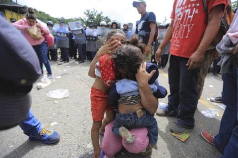Hundreds of Honduran migrants attempt to cross a police checkpoint to continue their passage to Guatemala, at the Agua Caliente border crossing, in Ocotepeque, Honduras, 19 October 2018. The extreme migratory control that Honduras is exercising in the Agua Caliente point, bordering Guatemala, has not discouraged hundreds of Honduran migrants who want to reach the United States and, to a lesser extent, Mexico, only with their identity card. Extreme control does not stop Honduran migrants on their way to the US and Mexico !ACHTUNG: NUR REDAKTIONELLE NUTZUNG!  Copyright: xGustavoxAmadorx TG5021 20181019-636755897242045490