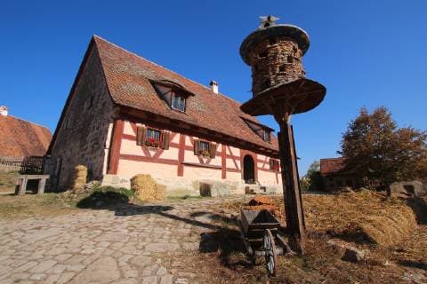 Historisches Bauernhaus mit Taubenschlag in der Idylle des fränkischen Freiluftmuseum s in Bad Windsheim, Mittelfranken, Franken, Bayern, Deutschland. *** Historic farmhouse with dovecote in the idyll of the Franconian open-air museum in Bad Windsheim. Middle Franconia. Bavaria. Germany