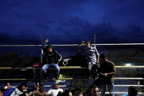 Groups of Honduran migrants rest waiting to be able to enter Mexico, in Tecun Uman, Guatemala, 19 October 2018. Thousands of migrants from Honduras, from the caravan that left San Pedro Sula on Saturday, today skipped the police cordon present in Tecún Umán, a border point between Mexico and Guatemala, and crossed into Mexican territory. Thousands of Hondurans skip police cordon in Guatemala and enter Mexico !ACHTUNG: NUR REDAKTIONELLE NUTZUNG!  Copyright: xEstebanxBibax GU60 20181020-636756115561178827