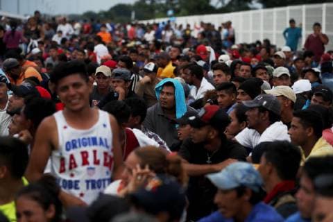 Groups of Honduran migrants rest waiting to be able to enter Mexico, in Tecun Uman, Guatemala, 19 October 2018. Thousands of migrants from Honduras, from the caravan that left San Pedro Sula on Saturday, today skipped the police cordon present in Tecún Umán, a border point between Mexico and Guatemala, and crossed into Mexican territory. Thousands of Hondurans skip police cordon in Guatemala and enter Mexico !ACHTUNG: NUR REDAKTIONELLE NUTZUNG!  Copyright: xEstebanxBibax GU60 20181020-636756115578835043