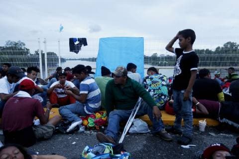 Groups of Honduran migrants rest waiting to be able to enter Mexico, in Tecun Uman, Guatemala, 19 October 2018. Thousands of migrants from Honduras, from the caravan that left San Pedro Sula on Saturday, today skipped the police cordon present in Tecún Umán, a border point between Mexico and Guatemala, and crossed into Mexican territory. Thousands of Hondurans skip police cordon in Guatemala and enter Mexico !ACHTUNG: NUR REDAKTIONELLE NUTZUNG!  Copyright: xEstebanxBibax GU60 20181020-636756115613991304
