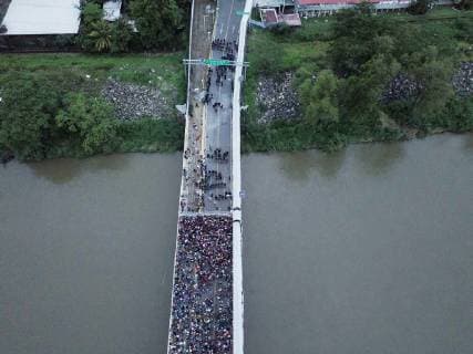 News Bilder des Tages Photograph taken from a drone of the hundreds of Honduran migrants who remain stranded on one of the bridges that crosses the Suchiate River, the natural border between Guatemala and Mexico, in Tecun Uman, Guatemala, 19 October 2018. Thousands of migrants from the caravan that left Honduras last Saturday forced the border fence from Guatemala and entered Mexico, where the security forces were initially overwhelmed by an unstoppable human river. After a first moment of euphoria, the migrants were contained by the Mexican Federal Police, which triggered moments of tension. Tension on the border between Guatemala and Mexico with the arrival of Honduran migrants clamoring for passage !ACHTUNG: NUR REDAKTIONELLE NUTZUNG!  Copyright: xGabrielaxRiosx GUA01 20181020-636756142028474579
