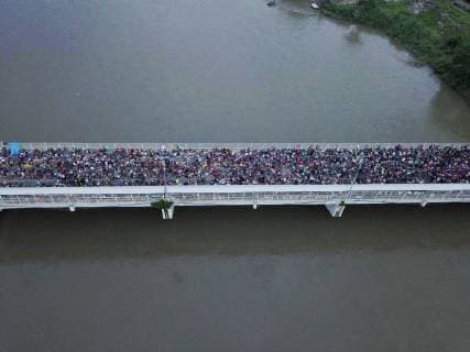 Photograph taken from a drone of the hundreds of Honduran migrants who remain stranded on one of the bridges that crosses the Suchiate River, the natural border between Guatemala and Mexico, in Tecun Uman, Guatemala, 19 October 2018. Thousands of migrants from the caravan that left Honduras last Saturday forced the border fence from Guatemala and entered Mexico, where the security forces were initially overwhelmed by an unstoppable human river. After a first moment of euphoria, the migrants were contained by the Mexican Federal Police, which triggered moments of tension. Tension on the border between Guatemala and Mexico with the arrival of Honduran migrants clamoring for passage !ACHTUNG: NUR REDAKTIONELLE NUTZUNG!  Copyright: xGabrielaxRiosx GUA01 20181020-636756142030974587