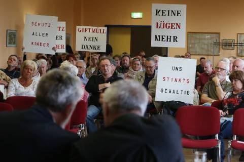 19.10.2018 Angersdorf Bürgerversammlung mit Dr. Armin Willingmann, Ministerium für Wirtschaft, Wissenschaft. Minister für Wirtschaft, Wissenschaft und Digitalisierung des Landes Sachsen Anhalt. Die Bürger protestieren gegen die Gestanksbelästigung , die aus dem Wetterschacht der Verfüllungsfirma GTS Teutschenthal am Schacht Halle in Angersdorf zu tage tritt copyright *** 19 10 2018 Angersdorf Town Hall Meeting with Dr Armin Willingmann Ministry of Economics Science Minister of Economics Science and Digitization of the State of Saxony Anhalt The citizens protest against the stench that comes to light from the ventilation shaft of the backfilling company GTS Teutschenthal at the shaft hall in Angersdorf