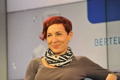 Juli Zeh (Autorin) 10 18 thg Juli Zeh am 12. Oktober 2018 während der Frankfurter Buchmesse 2018 Deutschland deutsch deutsche Frau Schriftstellerin Literatur Juristin Blaues Sofa Frankfurt Messe german female writer author quer Portrait lächelnd *** Juli Zeh Author 10 18 thg July Zeh on 12 October 2018 during the Frankfurt Book Fair 2018 Germany German German Woman Writer Literature Lawyer Blue Sofa Frankfurt Messe german female author author portrait portrait smiling