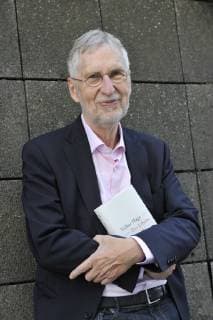 Volker Hage (Journalist, Autor) 10 18 thg Volker Hage am 12. Oktober 2018 während der Frankfurter Buchmesse Messe Literatur Frankfurt Main Deutschland deutsch deutscher Mann Schriftsteller Kritiker Literaturkritker Journalismus Literatur german journalism author writer hoch halb stehend lächelnd lachend Buch haltend *** Volker Hage Journalist Author 10 18 thg Volker Hage on 12 October 2018 during the Frankfurt Book Fair Fair Literature Frankfurt Main Germany German German man writer critic literary critic journalism literature german journalism author writer standing tall half smiling smiling holding book