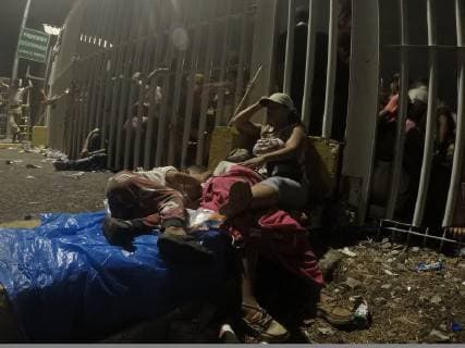 Thousands of Honduran migrants wait on the bridge that divides the border between Guatemala and Mexico, while the authorities prevent them from entering the country, in Tecun Uman, Guatemala, 20 October 2018. Thousands of Honduran migrants at border between Guatemala and Mexico !ACHTUNG: NUR REDAKTIONELLE NUTZUNG!  Copyright: xEstebanxBibax MEX0010 20181020-636756591621862428