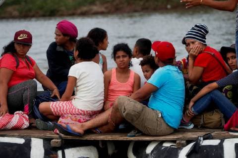 A group of Honduran migrants cross the Suchiate River on rafts to reach Mexico from Tecun Uman, Guatemala, 20 October 2018, after immigration authorities prevented the passage of migrants. Thousands of Honduran migrants at border between Guatemala and Mexico !ACHTUNG: NUR REDAKTIONELLE NUTZUNG!  Copyright: xEstebanxBibax GU601 20181020-636756592326235252