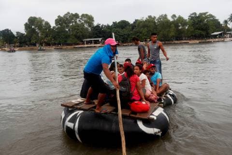 A group of Honduran migrants cross the Suchiate River on rafts to reach Mexico from Tecun Uman, Guatemala, 20 October 2018, after immigration authorities prevented the passage of migrants. Thousands of Honduran migrants at border between Guatemala and Mexico !ACHTUNG: NUR REDAKTIONELLE NUTZUNG!  Copyright: xEstebanxBibax GU601 20181020-636756592384673873