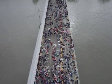 News Bilder des Tages Picture taken with a drone, shows thousands of Hondurans waiting on the bridge between Guatemala and Mexico, due the authorities are preventing them from crossing. Honduran migrants continue on the bridge between Guatemala and Mexico !ACHTUNG: NUR REDAKTIONELLE NUTZUNG!  Copyright: xGABRIELAxRÍOSxNÓMADAx GU6020 20181020-636756681121085866