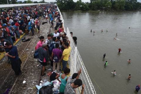 Honduran migrants who are on the border of Mexico and Guatemala, jump off the bridge into the Suchiate River to cross into Mexico while the immigration authorities keep the crossing closed on 20 October 2018. Honduran migrants continue on the bridge between Guatemala and Mexico !ACHTUNG: NUR REDAKTIONELLE NUTZUNG!  Copyright: xEDWINxBERCÍANx GU6020 20181020-636756681133586099