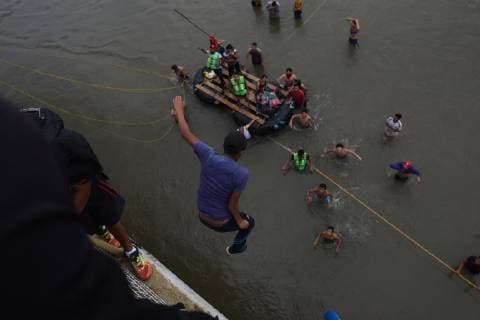 Honduran migrants who are on the border of Mexico and Guatemala, jump off the bridge into the Suchiate River to cross into Mexico while the immigration authorities keep the crossing closed on 20 October 2018. Honduran migrants continue on the bridge between Guatemala and Mexico !ACHTUNG: NUR REDAKTIONELLE NUTZUNG!  Copyright: xEDWINxBERCÍANx GU6020 20181020-636756681136242442