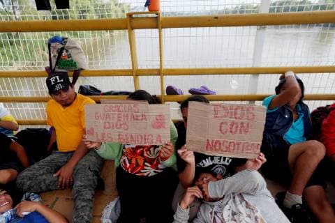 Honduran migrants wait on the bridge at the border between Guatemala and Mexico, over the Suchiate River in Tecun Uman, Guatemala, 21 October 2018, to enter Mexico due the authorities are preventing them from crossing. Honduran migrants continue on the bridge between Guatemala and Mexico !ACHTUNG: NUR REDAKTIONELLE NUTZUNG!  Copyright: xESTEBANxBIBAx GU701 20181021-636757464079715193