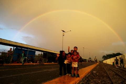 Honduran migrants wait at the border bridge between Guatemala and Mexico, in Tecun Uman, Guatemala, 21 October 2018. A round 200 Honduran migrants spend the night on the bridge between Guatemala and Mexico. People, including children, are still waiting to enter Mexican territory and continue their journey to the United States, as many thousands have done before. A round 200 migrants spend the night on a bridge that connects Guatemala and Mexico !ACHTUNG: NUR REDAKTIONELLE NUTZUNG!  Copyright: xEstebanxBibax GU01 20181022-636757789868015093