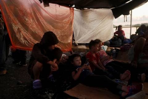 Honduran migrants wait at the border bridge between Guatemala and Mexico, in Tecun Uman, Guatemala, 21 October 2018. A round 200 Honduran migrants spend the night on the bridge between Guatemala and Mexico. People, including children, are still waiting to enter Mexican territory and continue their journey to the United States, as many thousands have done before. A round 200 migrants spend the night on a bridge that connects Guatemala and Mexico !ACHTUNG: NUR REDAKTIONELLE NUTZUNG!  Copyright: xEstebanxBibax GU01 20181022-636757790538325585