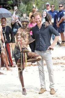 Entertainment Themen der Woche KW43 Entertainment Bilder des Tages . 22 10 2018. Fraser Island, Australia. Prince Harry, Duke of Sussex , with aboriginal man Joe Gala at McKenzie™s Jetty on Fraser Island, Australia , on day seven of the Royal Tour .  xStephenxLockx xi-Imagesx IIM-18708-0020