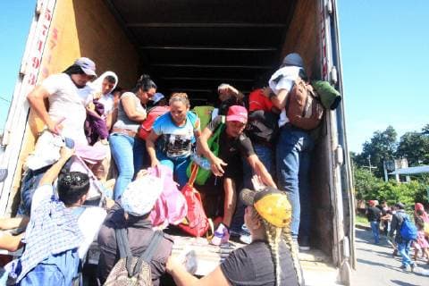 October 21 2018 EUM20181021NAC13 JPG TAPACHULA Chis Migrants Migrants Caravan Central American migrants advanced this Sunday on foot or on board buses through Tapachula Chiapas where federal police watched them Photo Agency EL UNIVERSALRCC  - ZUMAu78_ 20181021_zaf_u78_085 Copyright: xElxUniversalx