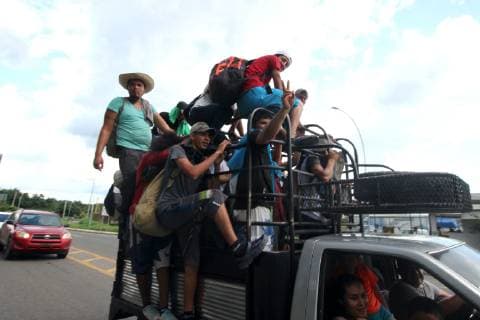 October 21 2018 EUM20181021NAC15 JPG TAPACHULA Chis Migrants Migrants Caravan Central American migrants on Sunday advanced on foot or on board buses through Tapachula Chiapas where federal police watched them Photo Agency EL UNIVERSALRCC  - ZUMAu78_ 20181021_zaf_u78_088 Copyright: xElxUniversalx