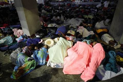 Honduran migrants take a rest at the Hidalgo garden of Tapachula, after having walked for 8 hours from Ciudad Hidalgo, in the state of Chiapas, Mexico, 22 October 2018. US President Trump assured that his government is making all possible efforts to prevent the avalanche of illegal foreigners from crossing the border with Mexico, and warned them that, if they arrived, the US authorities would not accept their entry. Trump warns that his government will not accept the caravan of immigrants !ACHTUNG: NUR REDAKTIONELLE NUTZUNG!  Copyright: xJOSExMENDEZx MEX0011 20181022-636758249055999294