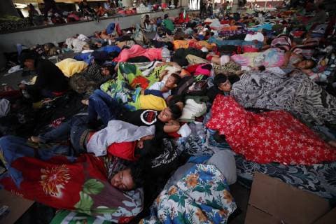 Honduran migrants take a rest at the Hidalgo garden of Tapachula, after having walked for 8 hours from Ciudad Hidalgo, in the state of Chiapas, Mexico, 22 October 2018. US President Trump assured that his government is making all possible efforts to prevent the avalanche of illegal foreigners from crossing the border with Mexico, and warned them that, if they arrived, the US authorities would not accept their entry. Trump warns that his government will not accept the caravan of immigrants !ACHTUNG: NUR REDAKTIONELLE NUTZUNG!  Copyright: xJOSExMENDEZx MEX0011 20181022-636758249098811527