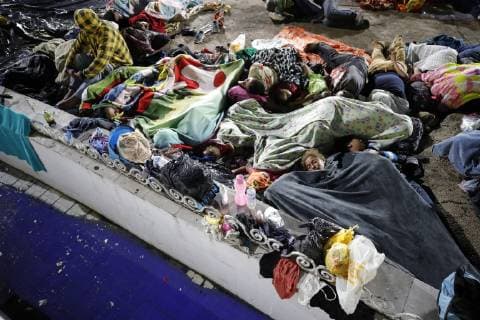 Honduran migrants take a rest at the Hidalgo garden of Tapachula, after having walked for 8 hours from Ciudad Hidalgo, in the state of Chiapas, Mexico, 22 October 2018. US President Trump assured that his government is making all possible efforts to prevent the avalanche of illegal foreigners from crossing the border with Mexico, and warned them that, if they arrived, the US authorities would not accept their entry. Trump warns that his government will not accept the caravan of immigrants !ACHTUNG: NUR REDAKTIONELLE NUTZUNG!  Copyright: xJOSExMENDEZx MEX0011 20181022-636758249112874034