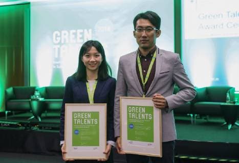 (181022) -- BERLIN, Oct. 22, 2018 -- Green Talents Award 2018 winners from China Zhou Di (L) and Shan Yuli pose for photos at the German Federal Ministry of Education and Research in Berlin, capital of Germany, on Oct. 22, 2018. Two Chinese scientists, together with 23 others from different countries, have been awarded the Green Talents Award 2018 by the German government on Monday for their achievements in sustainability related research. ) GERMANY-BERLIN-GREEN TALENTS 2018 ShanxYuqi 