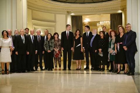 King Felipe VI of Spain (C-L) and Queen Letizia (C-R) pose with Spanish Deputy Prime Minister Carmen Calvo (8L) and journalist Ruben Amon (8R), among others, during the awarding ceremony of the 35th Francisco Cerecedo Journalism Awards, in Madrid, Spain, 22 October 2018. Spanish royals chair the awarding ceremony of the 35th Francisco Cerecedo Journalism Awards !ACHTUNG: NUR REDAKTIONELLE NUTZUNG!  Copyright: xJ.P.Gandulx MDR03 20181022-636758419969314742