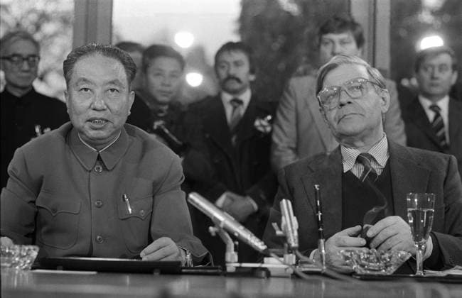 Deutschland, Bonn, 24.10.1979 Archiv-Nr.: 01-13-16 Hua Guofeng, chinesischer Ministerpraesident und Bundeskanzler Helmut Schmidt, beim Staatsbesuch in Bonn Staatsbesuch des chinesischen Ministerpraesidenten Guofeng *** Germany Bonn 24 10 1979 Archive No 01 13 16 Hua Guofeng Chinese Prime Minister and Chancellor Helmut Schmidt on a state visit to Bonn State visit by Chinese Premier Guofeng