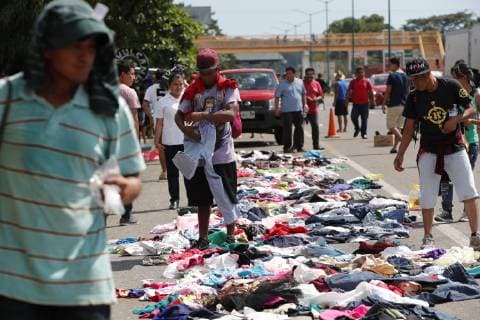 Honduran migrants select clothes that have been placed along the road by Mexican citizens during the journey of the migrants to their destination, the United States, in Huixtla, Mexico, on 23 October 2018. Hundreds of Mexicans distribute, altruistically food, water, medicines or clothing to the Honduran immigrants. The solidarity of Mexicans comforts the Honduran migrants of the caravan to the US !ACHTUNG: NUR REDAKTIONELLE NUTZUNG!  Copyright: xJoséxMéndezx MEX011 20181023-636759109826936714