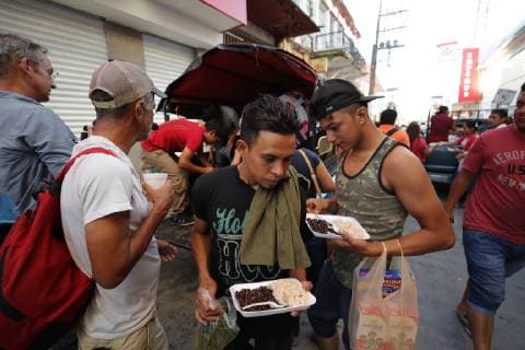 Honduran migrants receive some food from Mexican citizens during the journey of the migrants to their destination, the United States, in Huixtla, Mexico, on 23 October 2018. Hundreds of Mexicans distribute, altruistically, food, water, medicines or clothing to the Honduran immigrants. The solidarity of Mexicans comforts the Honduran migrants of the caravan to the US !ACHTUNG: NUR REDAKTIONELLE NUTZUNG!  Copyright: xJoséxMéndezx MEX014 20181023-636759110507682237