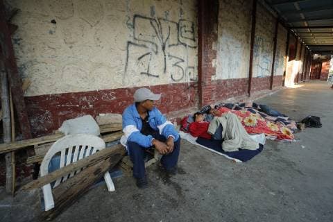 Honduran migrants rest during their journey to their destination, the United States, in Huixtla, Mexico, on 23 October 2018. Hundreds of Mexicans distribute, altruistically, food, water, medicines or clothing to the Honduran immigrants. The solidarity of Mexicans comforts the Honduran migrants of the caravan to the US !ACHTUNG: NUR REDAKTIONELLE NUTZUNG!  Copyright: xJoséxMéndezx MEX030 20181023-636759122999930341