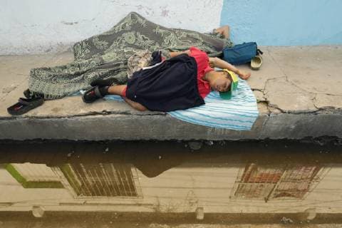 Honduran migrants rest during their journey to their destination, the United States, in Huixtla, Mexico, on 23 October 2018. Hundreds of Mexicans distribute, altruistically, food, water, medicines or clothing to the Honduran immigrants. The solidarity of Mexicans comforts the Honduran migrants of the caravan to the US !ACHTUNG: NUR REDAKTIONELLE NUTZUNG!  Copyright: xJoséxMéndezx MEX031 20181023-636759123621301427