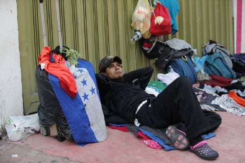 Honduran migrants rest during their journey to their destination, the United States, in Huixtla, Mexico, on 23 October 2018. Hundreds of Mexicans distribute, altruistically, food, water, medicines or clothing to the Honduran immigrants. The solidarity of Mexicans comforts the Honduran migrants of the caravan to the US !ACHTUNG: NUR REDAKTIONELLE NUTZUNG!  Copyright: xJoséxMéndezx MEX036 20181023-636759124273753879
