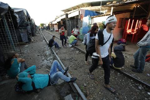 News Bilder des Tages Honduran migrants rest during their journey to their destination, the United States, in Huixtla, Mexico, on 23 October 2018. Hundreds of Mexicans distribute, altruistically, food, water, medicines or clothing to the Honduran immigrants. The solidarity of Mexicans comforts the Honduran migrants of the caravan to the US !ACHTUNG: NUR REDAKTIONELLE NUTZUNG!  Copyright: xJoséxMéndezx MEX032 20181023-636759124287816474