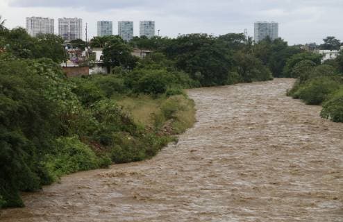 A general view of an overflown river in Puerto Vallarta, Jalisco, Mexico, 23 October 2018. Category 4 hurricane Willa approaches the Mexican coasts as Vicente degraded into a tropical depression according to the National Meteorological Service. Hurricane Willa approaches the Mexican coast and Vicente transforms into tropical depression !ACHTUNG: NUR REDAKTIONELLE NUTZUNG!  Copyright: xFranciscoxPerezx PVL01 20181023-636759267707956391