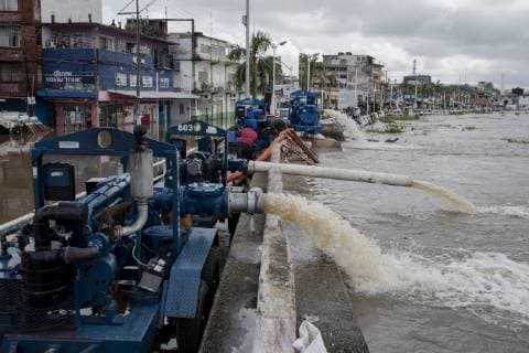 A view of pumps removing the water form the flooded streets of Minatitlan, in Veracruz, Mexico, 23 October 2018. Willa, a category 4 hurricane, continues to approach the Mexican coast, while the storm Vicente was downgraded to a tropical depression, as reported by the National Meteorological Service (SMN). Hurricane Willa approaches Mexican coast and Vicente downgraded to tropical depression !ACHTUNG: NUR REDAKTIONELLE NUTZUNG!  Copyright: xAngelxHernandezx MIN02 20181023-636759288669983251