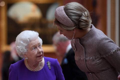 Entertainment Themen der Woche KW43 Entertainment Bilder des Tages . 23 10 2018. London, United Kingdom. Britain s Queen Elizabeth II accompanies Queen Maxima of the Netherlands in viewing of Dutch items from the Royal Collection at Buckingham Palace in London  xPool xxi-Imagesx IIM-18726-0105