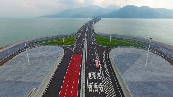 News Themen der Woche KW43 News Bilder des Tages (181024) -- ZHUHAI, Oct. 24, 2018 -- Cars heading for Hong Kong run on the Hong Kong-Zhuhai-Macao Bridge, Oct. 24, 2018. The Hong Kong-Zhuhai-Macao bridge, the world s longest cross-sea bridge, opened to public traffic Wednesday. ) (hxy) CHINA-HONG KONG-ZHUHAI-MACAO BRIDGE-PUBLIC TRAFFIC-OPEN (CN) LiangxXu 