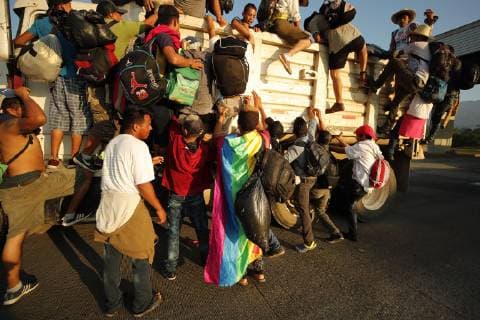 Honduras migrants climb onto a truck as they begin another day of traveling toward to USA from town of Huixtla, Chiapas state, Mexico, 24 October 2018. Thanks to their faith in God and despite his harsh rhetoric, the migrants believe that the president of the United States, Donald Trump, will allow the entrance of the Central American caravan to the United States. More than 7,000 people are part of the caravan of Central American migrants that is heading towards the United States, according to a recent estimate released by the United Nations. The migrant caravan hopes that faith in God will soften Trump s heart !ACHTUNG: NUR REDAKTIONELLE NUTZUNG!  Copyright: xJOSExMENDEZx MEX017 20181024-636759975178891719