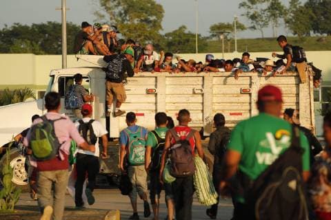 News Themen der Woche KW43 News Bilder des Tages Honduras migrants climb onto a truck as they begin another day of traveling toward to USA from town of Huixtla, Chiapas state, Mexico, 24 October 2018. Thanks to their faith in God and despite his harsh rhetoric, the migrants believe that the president of the United States, Donald Trump, will allow the entrance of the Central American caravan to the United States. More than 7,000 people are part of the caravan of Central American migrants that is heading towards the United States, according to a recent estimate released by the United Nations. The migrant caravan hopes that faith in God will soften Trump s heart !ACHTUNG: NUR REDAKTIONELLE NUTZUNG!  Copyright: xJOSExMENDEZx MEX021 20181024-636759975207485792