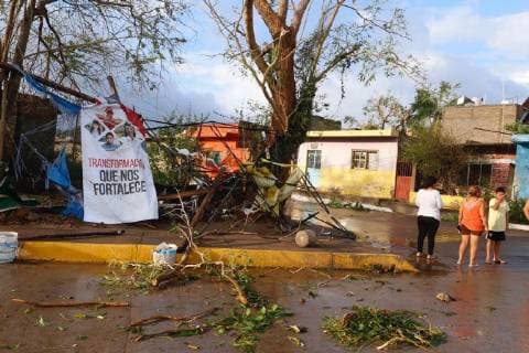 People observe some fallen trees at Escuinapa village after Hurricane Willa made landfall in the Pacific Coast, in Sinaloa, Mexico, 24 October 2018. The category 3 hurricane arrived in Mexico today and presents an increase in its forward speed although it will quickly weaken, according to the National Meteorological Service. Hurricane Willa arrives in Mexico after making landfall at the Pacific Coast !ACHTUNG: NUR REDAKTIONELLE NUTZUNG!  Copyright: xSTRx MX005 20181024-636759987591977374