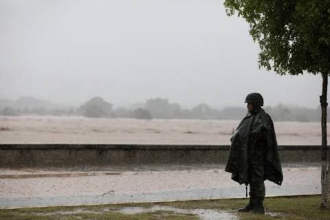Mexiko, Schäden durch Hurrikan Willa A member of the Mexican Army watches the river of Rosario, Mexico, 24 October 2018, where hurricane Willa landed yesterday. The center of Willa, a 3 category hurricane in the Saffir-Simpson scale, arrived in the coastal population of Escuinapa first and presented an increase of speed according to the National Meteorological Service. Hurricane Willa hits Mexico at the Pacific coast !ACHTUNG: NUR REDAKTIONELLE NUTZUNG!  Copyright: xSTRx ROS01 20181024-636760053638060222