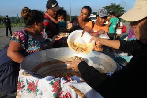 Honduras migrants receive food before starting another day of crossing to the United States from town of Huixtla, Chiapas state, Mexico, 24 October 2018. Thanks to their faith in God and despite his harsh rhetoric, the migrants believe that the president of the United States, Donald Trump, will allow the entrance of the Central American caravan to the United States. The migrant caravan hopes that faith in God will soften Trump s heart !ACHTUNG: NUR REDAKTIONELLE NUTZUNG!  Copyright: xMariaxdexlaxLuzxAscenciox MEX011 20181024-636760121813581019